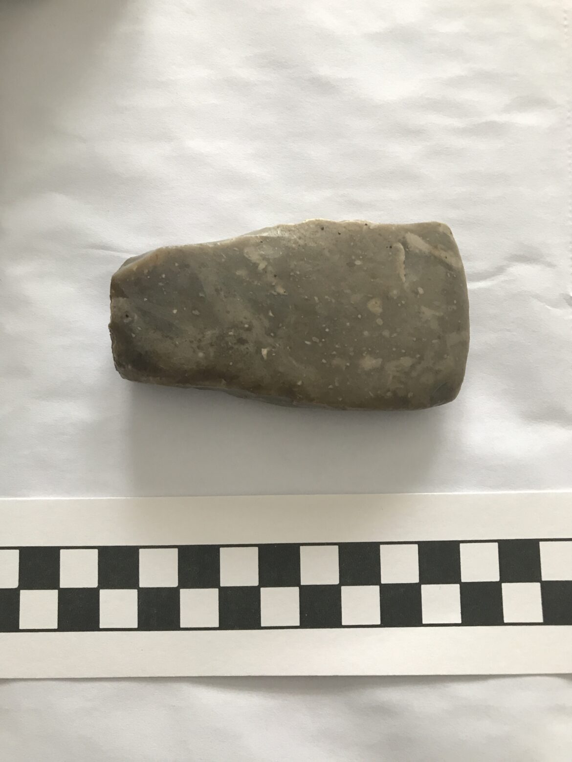 czworościenna siekierka kultur neolitycznych przy skalówce