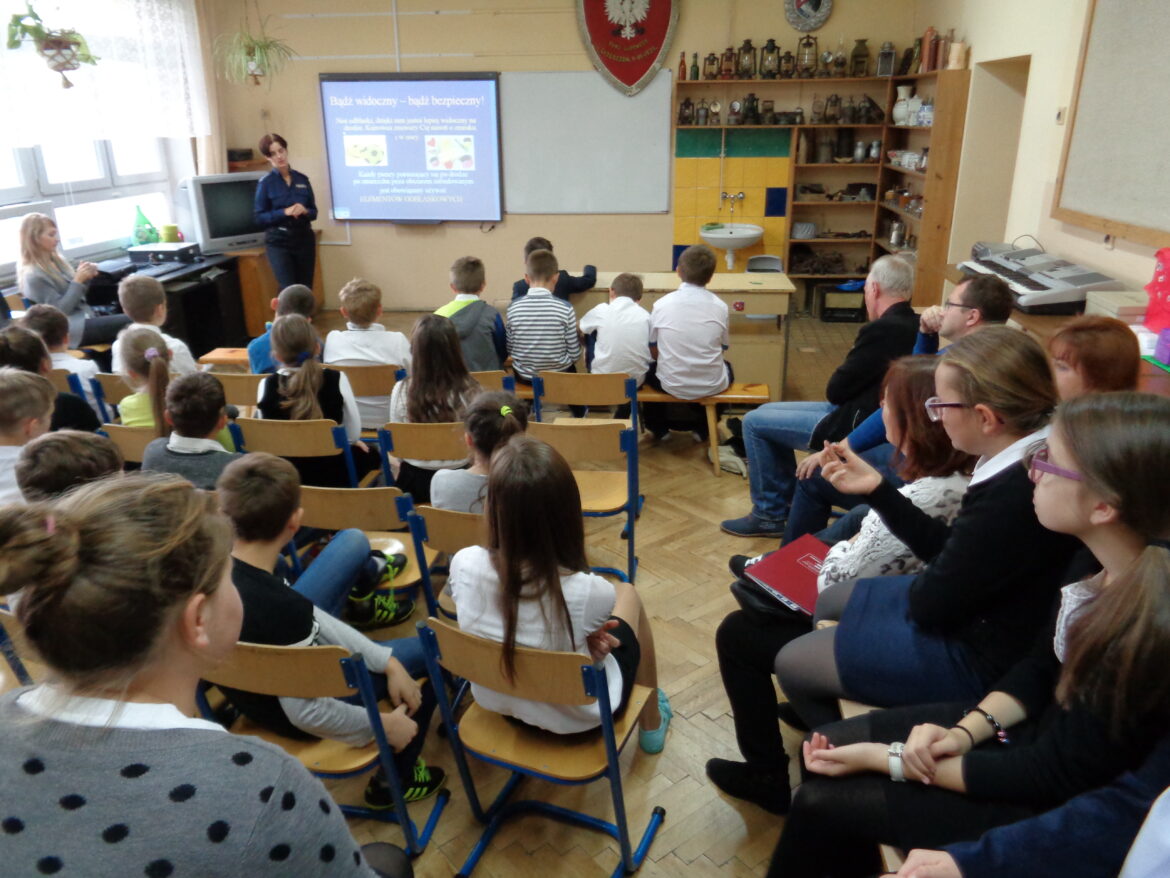 spotkanie z policjantką o bezpieczeństwie w ruchu drogowym