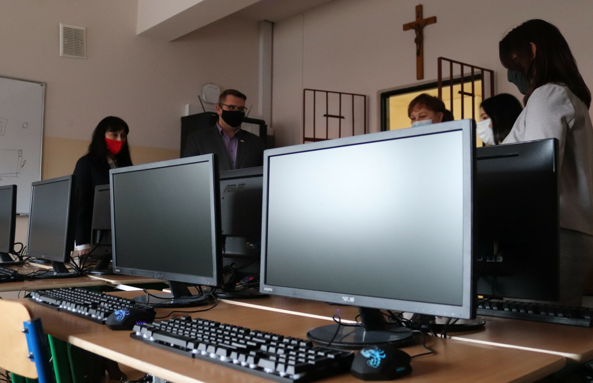 szko-a-w-osieczanach-z-now-pracowni-komputerow-myslenicka24-pl