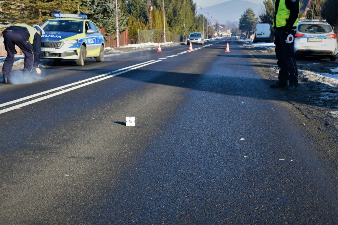 umundurowani-policjanci-pracujący-na-miejscu-wypadku-drogowego-