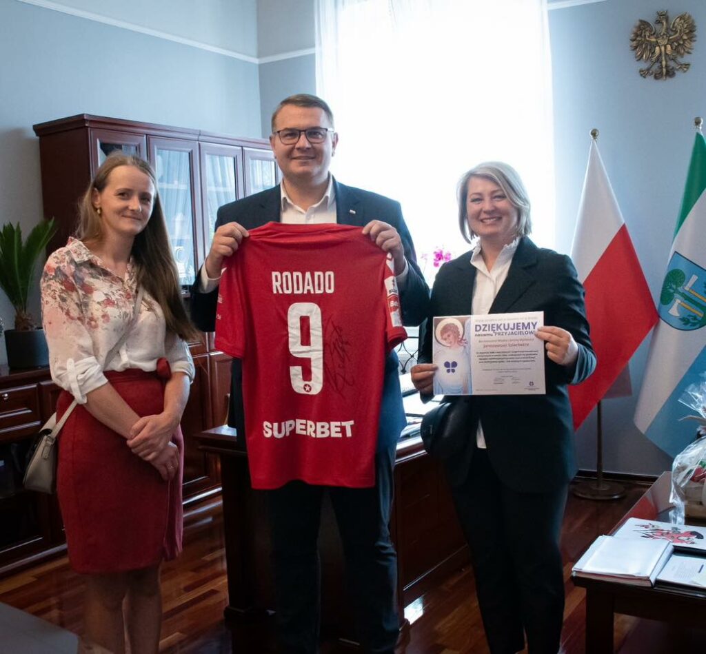 Burmistrz Jarosław Szlachetka z przedstawicielkami Stowarzyszenia Hospicyjnego "Bądźmy Razem"